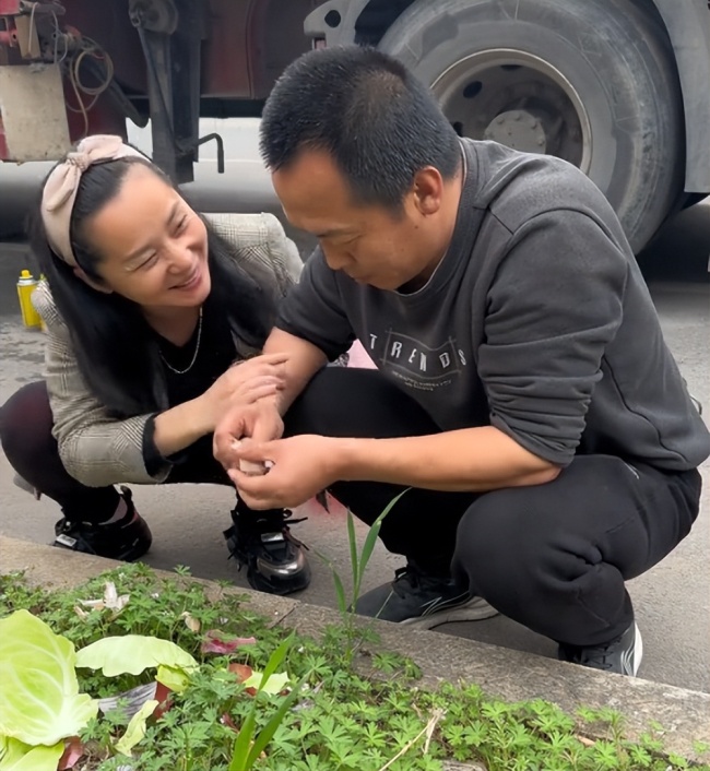 偏癱妻子去世1年后男子談對(duì)象被網(wǎng)暴 新戀情引發(fā)爭(zhēng)議