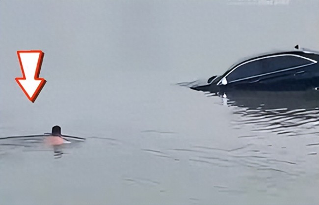 轎車(chē)墜湖 男子咬著鐵棍游去救人