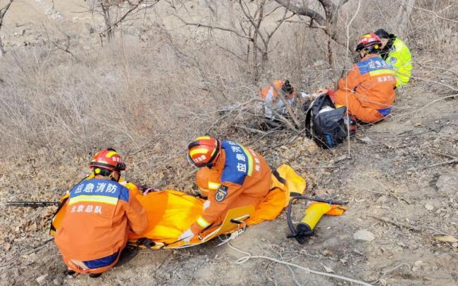 摩托剎車“抱死”撞上護(hù)欄,，騎手被甩下15米長山坡