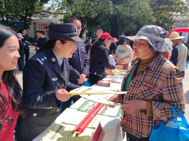 別讓消費(fèi)權(quán)益變“韭菜地” 民警教你咋守錢