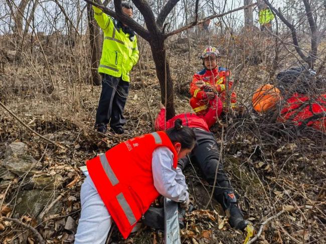 北京：摩托剎車“抱死”撞上護欄,，騎手被甩下15米長山坡