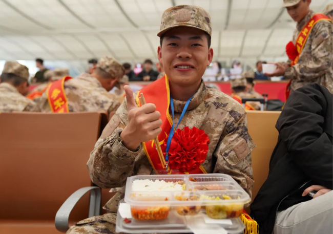 深圳机器人掌勺为入伍新兵做午餐 暖胃又暖心