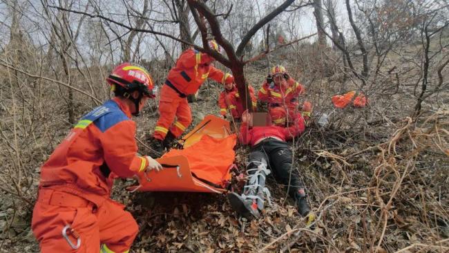 北京：摩托剎車“抱死”撞上護欄，騎手被甩下15米長山坡 消防緊急救援