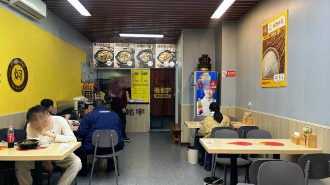 楊銘宇黃燜雞加盟店的困境與自救：已有加盟商選擇關(guān)店 裝修風(fēng)波引發(fā)連鎖反應(yīng)