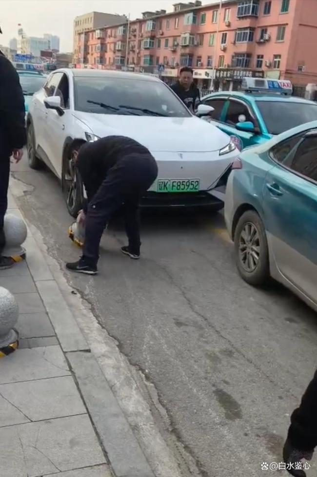 遼陽多名出租車司機(jī)圍堵網(wǎng)約車司機(jī) 無證運(yùn)營引發(fā)沖突