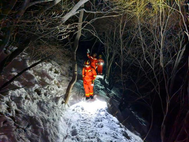 北京一對(duì)情侶登山賞雪被困