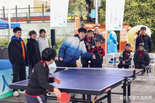 國家乒乓球隊走進重慶巴濱花藝園 國手與球迷親密互動