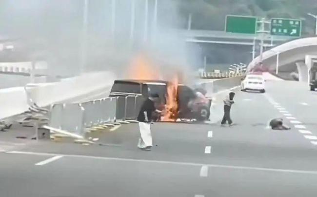 一車輛撞護欄后燒至僅剩車架