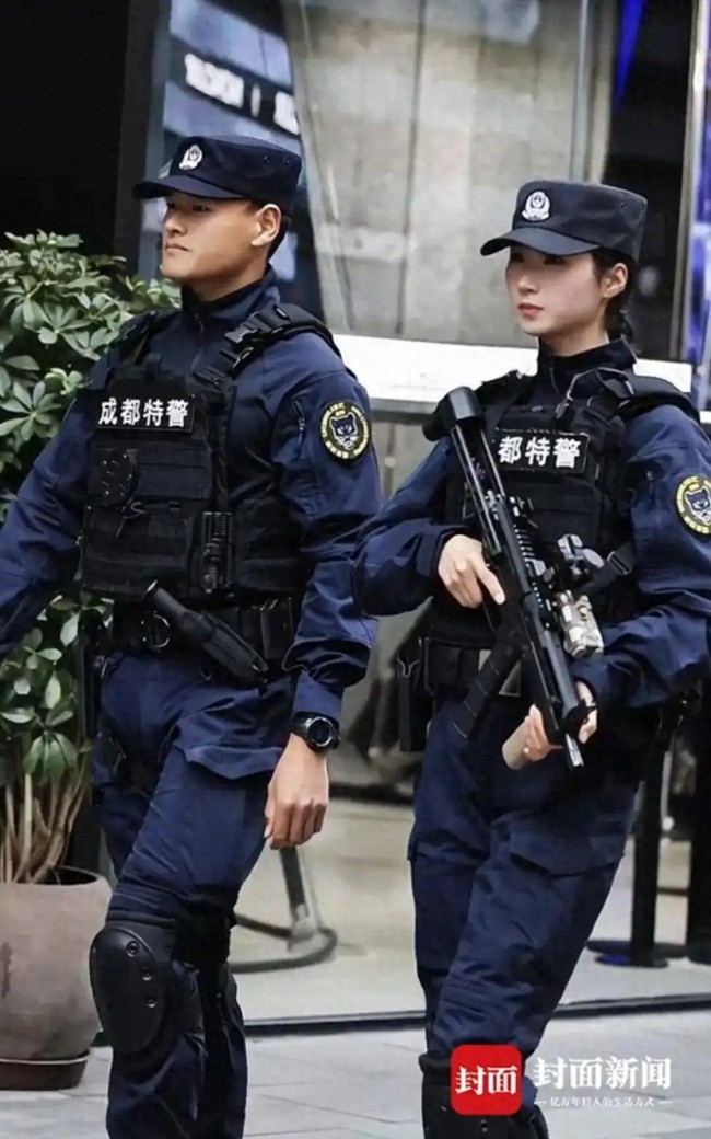 成都太古里00后女特警走紅