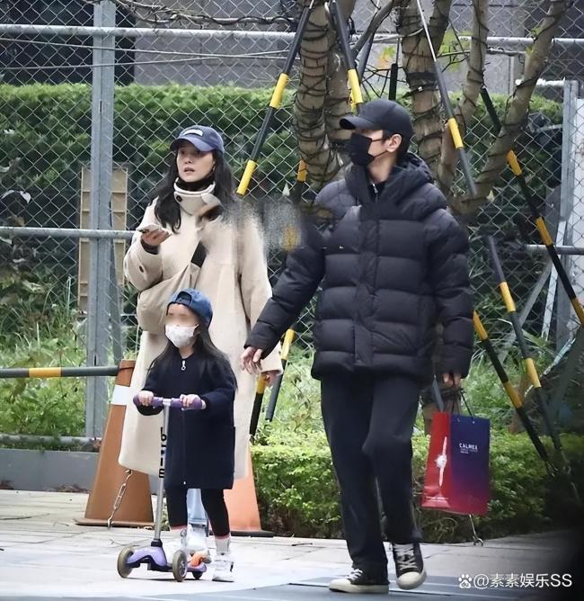 高圓圓趙又廷帶娃逛公園：夫妻摟肩親吻超恩愛，陪女兒蕩秋千