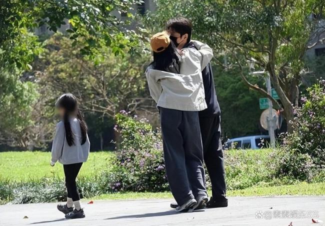 高圓圓趙又廷帶娃逛公園：夫妻摟肩親吻超恩愛，陪女兒蕩秋千