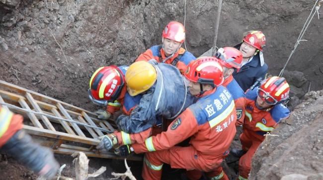 北京一男子清淤遭遇塌陷被困7米深井 七小時(shí)生死營救