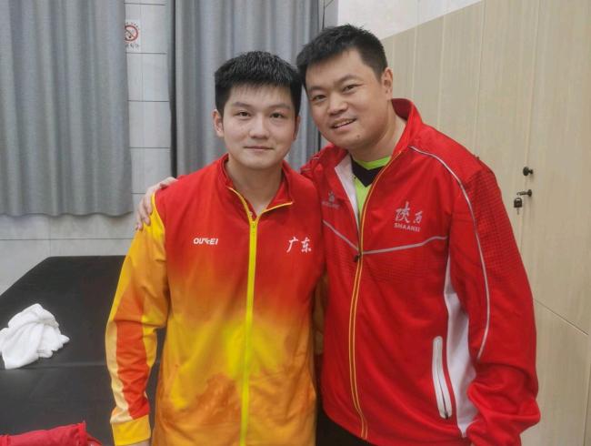 侯英超3比2周启豪 削球老将逆转胜