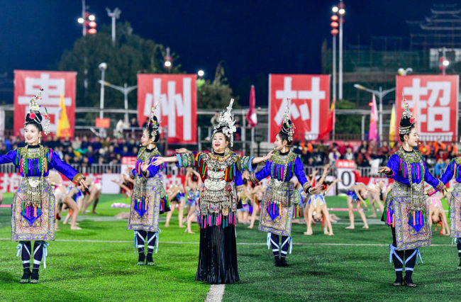 2025年3月14日，2025年貴州“村超”40強(qiáng)交叉賽在榕江“村超”足球場(chǎng)舉行，演員在比賽間隙表演侗族大歌，民族文化伴隨著體育賽事成功“出圈”。圖片來(lái)源：新華社