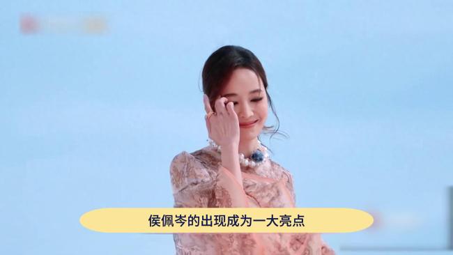 侯佩岑聽到《珊瑚?！返谋砬?/></p><p>第一次公演選歌環(huán)節(jié)，《珊瑚?！肥煜さ男身懫?，鏡頭轉(zhuǎn)向侯佩岑，她臉上浮現(xiàn)出體面且略帶尷尬的笑容,，瞬間勾起了無數(shù)人的回憶,。侯佩岑與周杰倫曾有一段持續(xù)三年的戀情，這段感情曾是娛樂圈的焦點,，但由于外界壓力最終分手,。盡管時光已過去多年，大眾對于他們的過往仍心存遺憾,。</p><p class=