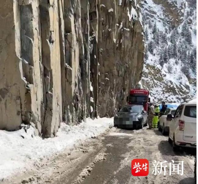 警方回應(yīng)特斯拉堵死318國(guó)道：還沒(méi)罰 車主去買(mǎi)防滑鏈引發(fā)爭(zhēng)議