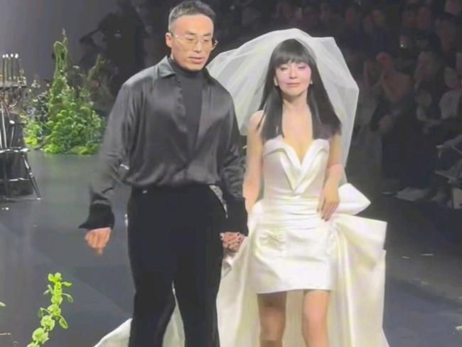 王琳54岁的走秀状态 宛如时光倒流