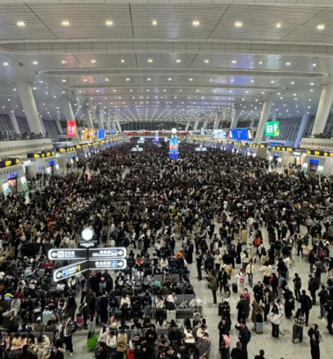 杭州东站近40趟车次晚点