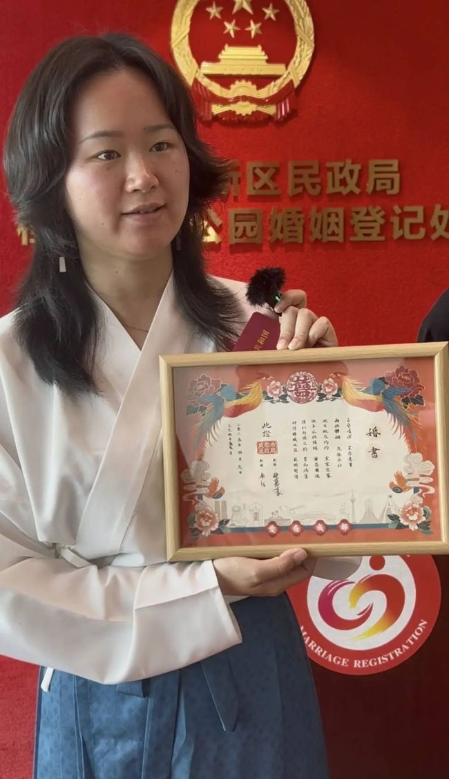 新人為婚書專程飛回成都領(lǐng)證 定制版婚書超出預(yù)期