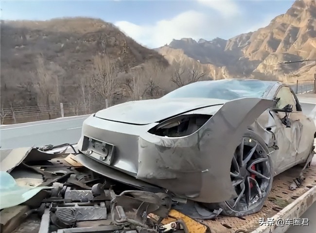 特斯拉提车11天撞报废车主又提一辆，感谢特斯拉救他一命！