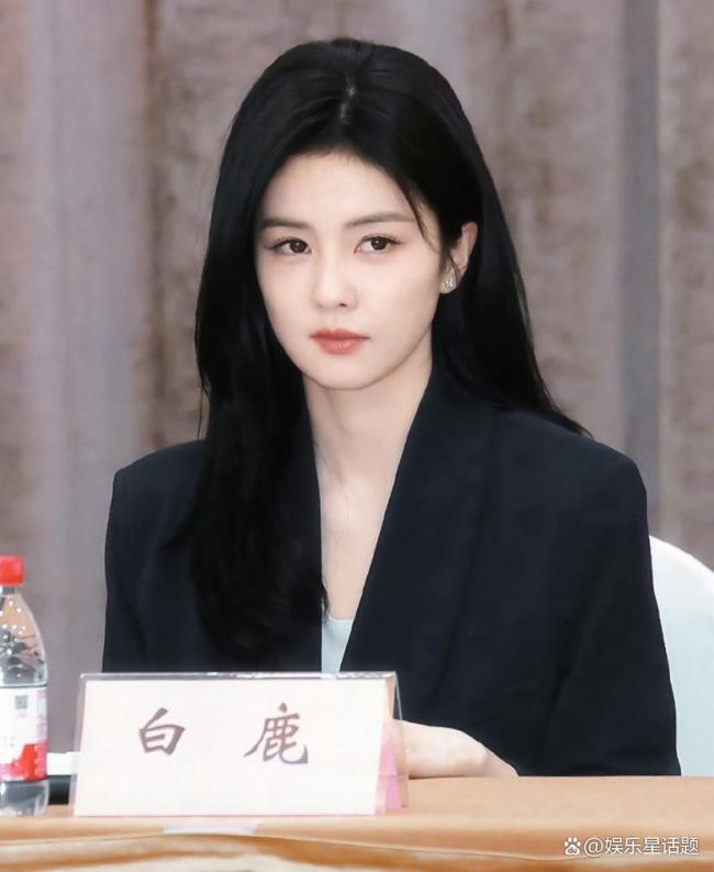 白鹿玄色西装被赞“体制内女友风”