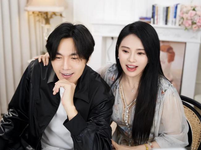 伊能静秦昊合体撒糖 直播互动甜蜜破婚变传闻