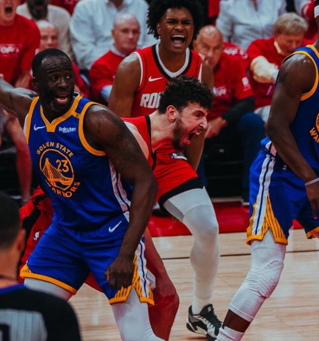 库里季后赛100胜里程碑:轰31 6授课火箭后场 飚超远三分兴奋庆祝 勇士客场大胜火箭