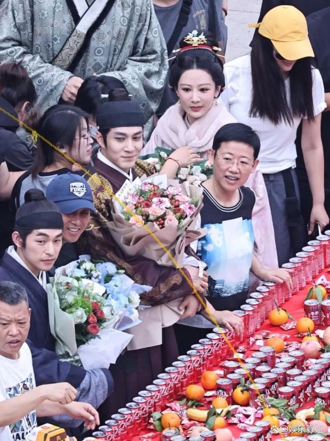 杨紫家业杀青大合照 温婉母性光辉