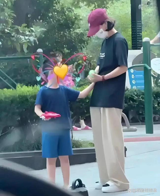 超宠娃！赵丽颖带儿子买玩具 亲子时光温馨满泻