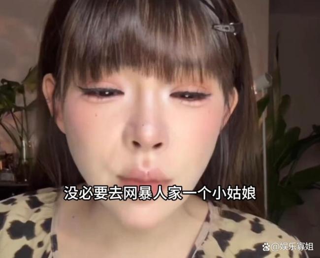 姐姐回应柯淳女助理挽柯淳的手 边界感争议引发讨论