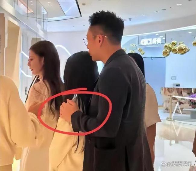 43岁汪小菲将儿女接回北京后，被偶遇到火神庙还愿，身形看起来胖了不少 低调还愿引关注
