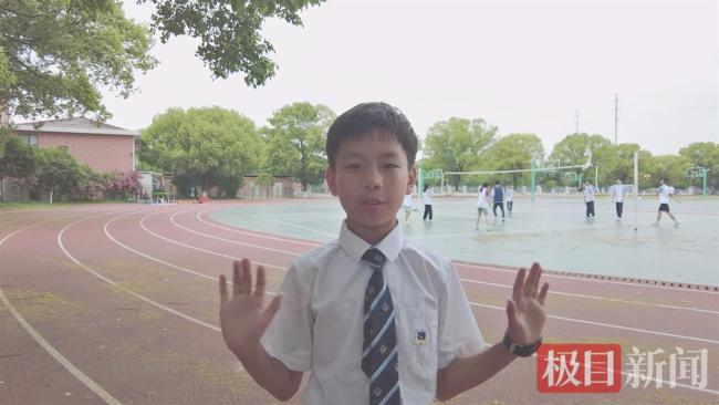 10岁小孩用英语帮父母卖手机 外语小能手引发关注