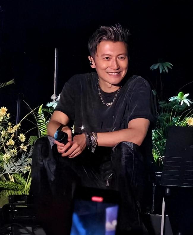 谢霆锋演唱会为什么邀请王嘉尔