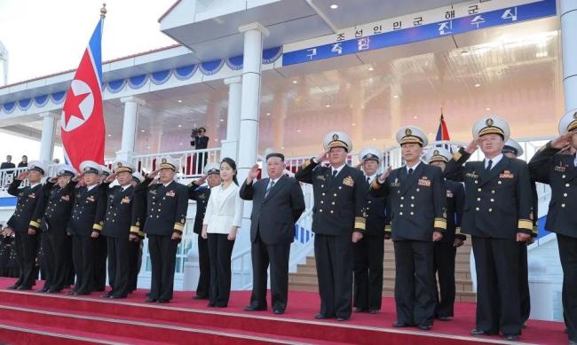 金正恩携女出席驱逐舰入水仪式