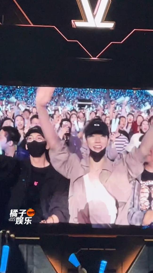 龚俊黄子弘凡在张杰演唱会上好豁达