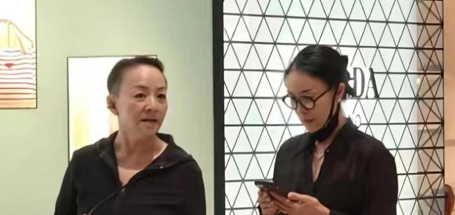 65岁宋丹丹在北京，和那英沿途逛市场，神情煞白，看起来十分憔悴 享受闲隙退休生计