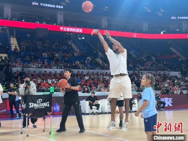 NBA知名球星罗斯成都行 “风城玫瑰”化身“梦想教练”