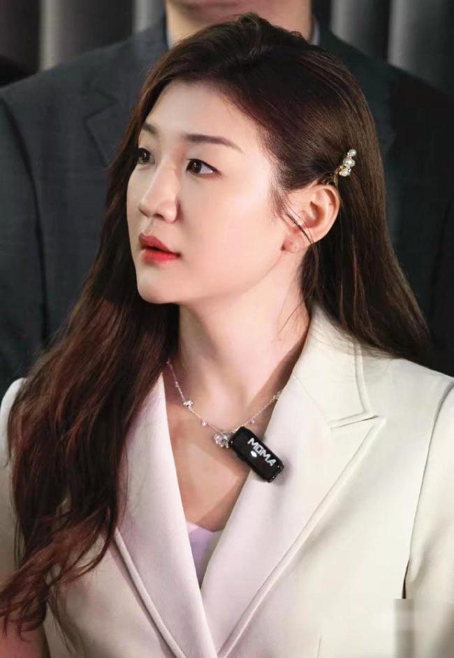 黄晓明身后的是陈梦 国乒女神跨界亮相