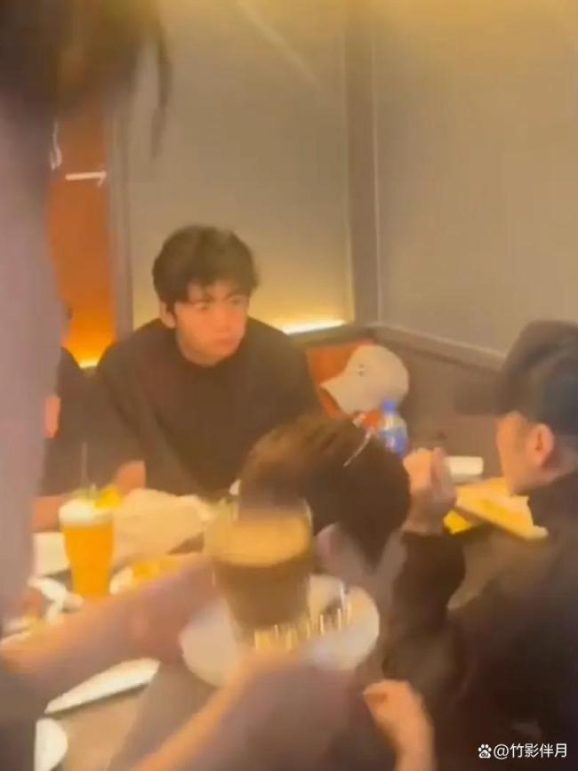 谢霆锋陪俩儿子吃饭，lucas和小Q帅气又懂事，霍汶希作陪王菲没来 温馨家庭时光引发关注