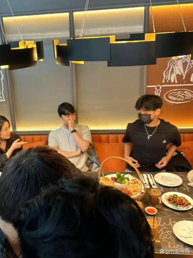 谢霆锋陪俩儿子吃饭，lucas和小Q帅气又懂事，霍汶希作陪王菲没来 温馨家庭时光引发关注