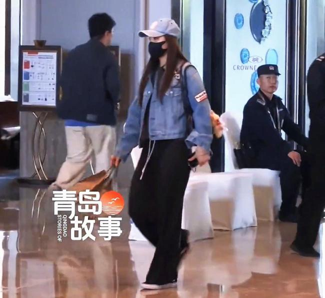 黄晓明身后的是陈梦