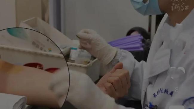 美女医学技师苦练飞针采血 温柔一针见血