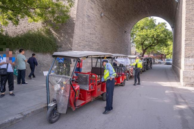 陜西交警精準(zhǔn)攔截一非法營(yíng)運(yùn)車輛