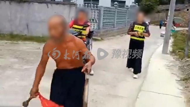 多方談張家界一老人敲鑼認錯