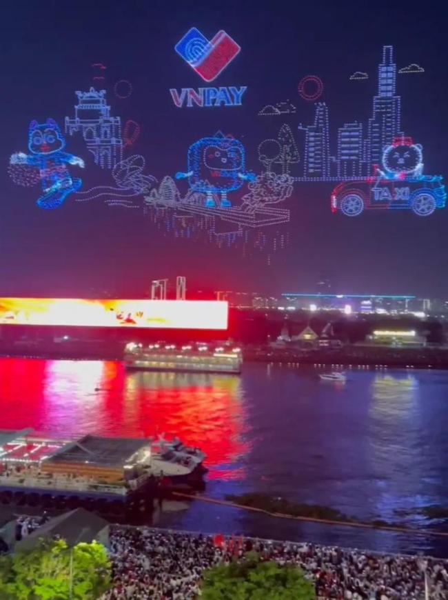 中国无人机秀惊艳越南群众 刷新吉尼斯纪录