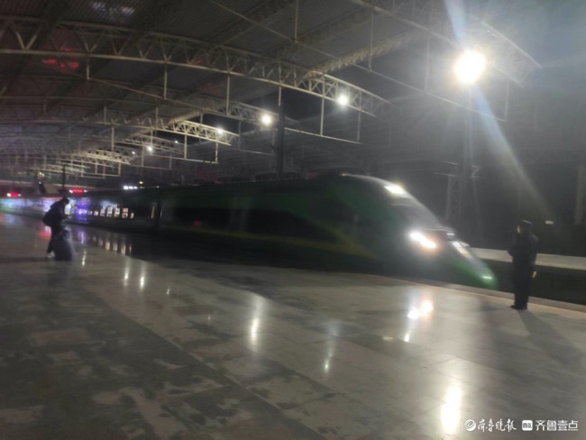 假期火車站人頭攢動(dòng) 單日客流創(chuàng)新高