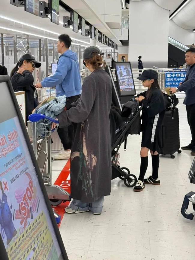 日本機(jī)場(chǎng)偶遇戚薇李承鉉一家 五一溫馨出游