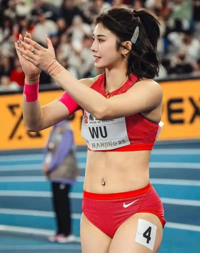 吳艷妮賽場(chǎng)化妝是媽媽建議的 美美地上場(chǎng)