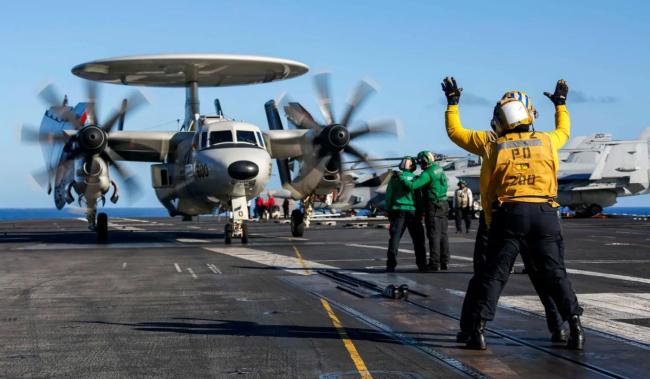 美军舰载机为何轻易就被甩进海里 航母急转弯导致