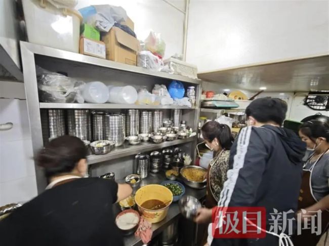 榮昌雞湯鋪蓋面半天賣出6千碗 五一迎來火爆場面